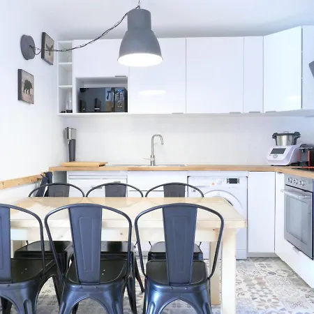 T2 Renove Avec Balcon Sud, Bien Equipe, En Centre Station, - Fr-1-546-31 Daire